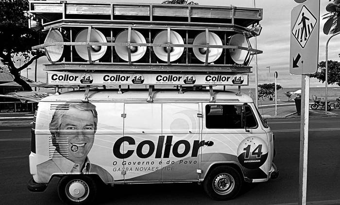 Vehículo publicitario de la candidatura del ex presidente brasileño Fernando Collor de Mello para las elecciones de gobernador a
realizarse el 3 de octubre de 2010, en la avenida Otacílio frente a la playa Jatiúca, Alagoas, noreste de Brasil. (archivo, agosto de 2010) · Foto: Efe, Diego García