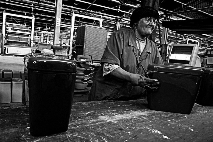Trabajadora en la planta de Metzen y Sena, en Empalme Olmos, Canelones. (archivo, diciembre de 2009) · Foto: Victoria Rodríguez