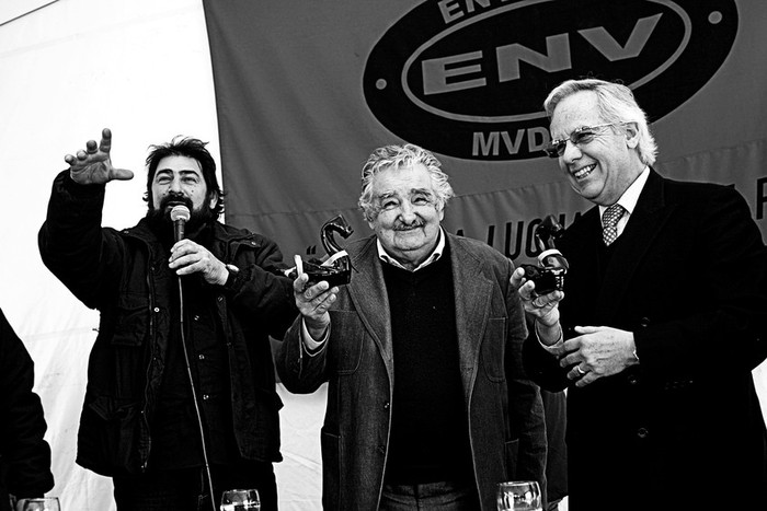 Daniel Placeres, de Envidrio, el presidente José Mujica y Héctor Ordoqui, de Fábricas Nacionales de Cerveza, luego de la recorrida de la planta de Envidrio, en el PTI del Cerro. · Foto: Victoria Rodríguez