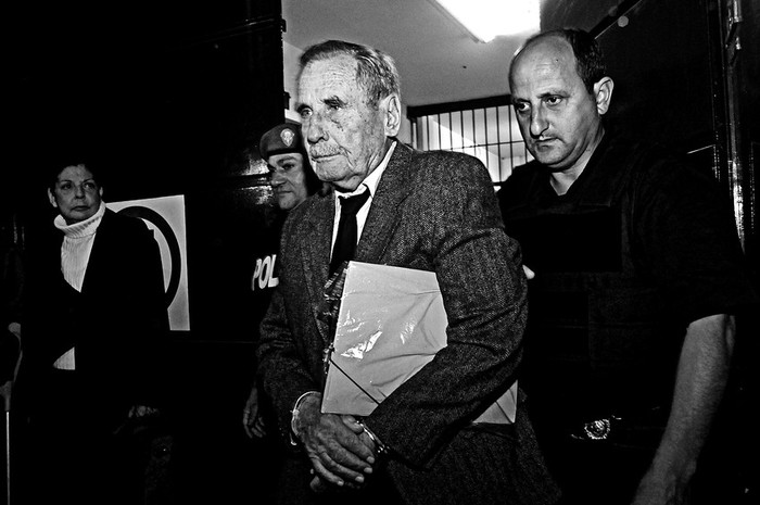 Gregorio Álvarez es retirado del juzgado luego de declarar en la causa que investiga la muerte del militante Roberto Luzardo. (archivo, abril de 2010) · Foto: Pablo Nogueira