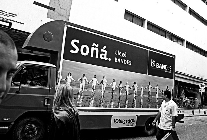 Camión publicitando la apertura del banco venezolano Bandes en la Ciudad Vieja. (archivo, agosto de 2006) · Foto: Ricardo Antúnez