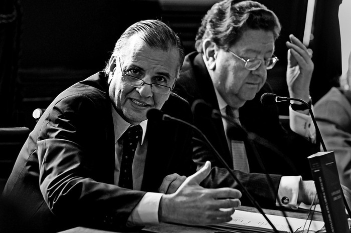 Óscar Ermida Uriarte y Mario Pasco, el viernes, en la sala Maggiolo de la Universidad de la República. · Foto: Nicolás Celaya