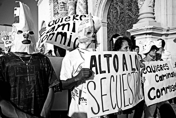 Marcha silenciosa de ciudadanos mexicanos, salvadoreños, guatemaltecos, hondureños y de otras nacionalidades, el sábado 28 de agosto de 2010, por las calles de Saltillo, estado de
Coahuila, México, en protesta por la masacre de 72 inmigrantes en el vecino estado de Tamaulipas. · Foto: Efe, Juan Cedillo