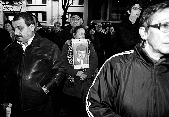 Concentración por el día del detenido desaparecido frente a la sede del Calen, en Bulevar Artigas y Palmar. · Foto: Javier Calvelo