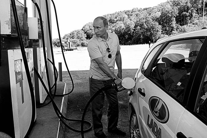 Fotografía fechada el 27 de agosto de 2010 en la que se ve al primer ministro ruso, Vladimir Putin, mientras carga combustible en el
tanque de su coche, en una gasolinera de la autovía Chita-Khabarovsk, durante su viaje al lejano este de Rusia.
 · Foto: efe, alexey druzhinyn 