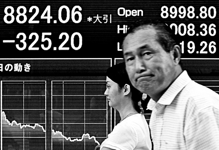 Una pantalla informa de la caída sufrida por el Índice Nikkei, el martes 31 de agosto de 2010, en Tokio, Japón.  · Foto: Efe, Franck Robichon