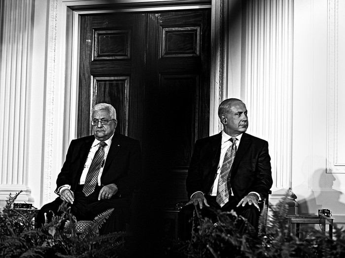 El presidente de la Autoridad Palestina, Mahmoud Abbas, y el primer ministro de Israel, Benjamin Netanyahu, ayer, en el ala este de la Casa Blanca, en Washington DC, EEUU.  · Foto: Efe, Jim Lo Scalzo