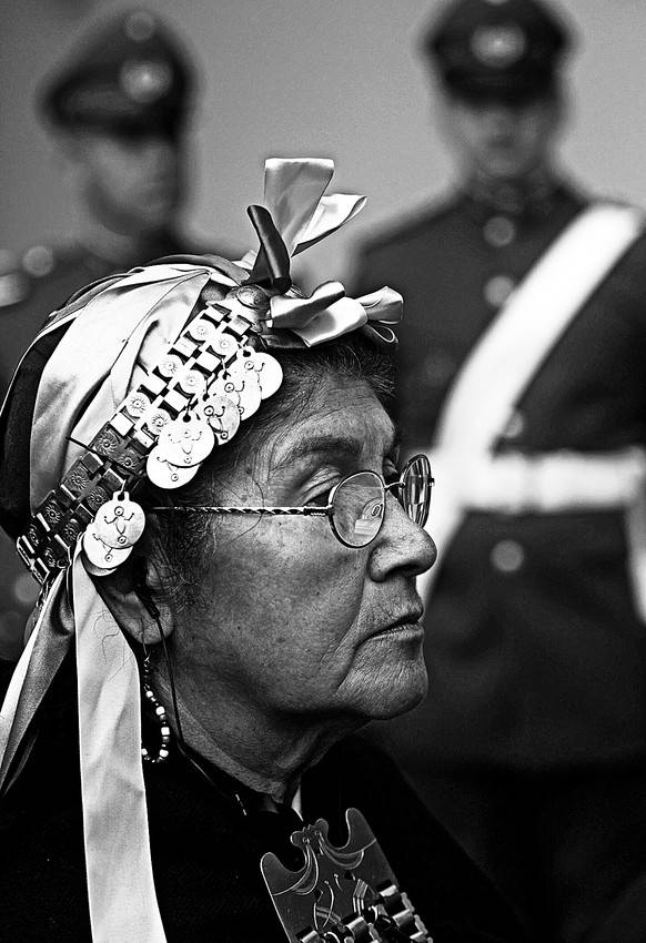 Una mujer mapuche en el Palacio de La Moneda, en Santiago de Chile, el lunes 31 de
agosto de 2010, durante la entrega de una carta al presidente Sebastián Piñera.  · Foto: Efe, Claudio Reyes