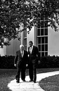 El presidente de la Autoridad Nacional Palestina, Mahmud Abbas, y el presidente
estadounidense, Barack Obama, luego de la reunión que mantuvieron en el Despacho
Oval de la Casa Blanca en Washington, Estados Unidos. 