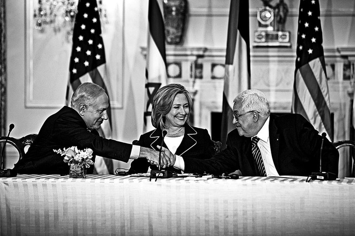 El primer ministro israelí, Benjamin Netanyahu, la secretaria de Estado estadounidense, Hillary Clinton,
y el presidente de la Autoridad Nacional Palestina, Mahmud Abbas, en la sede del Departamento de Estado de EEUU, en Washington DC.  · Foto: Efe, Jim Lo Scalzo