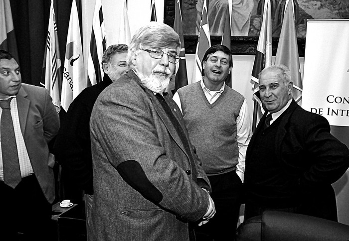 Carlos Enciso, intendente de Florida; Walter Zimmer, de Colonia; Guillermo Besozzi, de Soriano; Artigas Barrios,
de Rocha, y el ministro del Interior, Eduardo Bonomi.  · Foto: Javier Calvelo