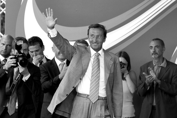 El presidente de la Cámara de los Diputados italiana y ex aliado de Silvio Berlusconi, Gianfranco Fini, se dispone a pronunciar un discurso durante la clausura de la fiesta del movimiento
Futuro y Libertad, ayer en Mirabello, Italia.  · Foto: Efe, Giorgio Benvenuti