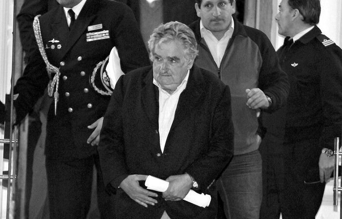 El presidente José Mujica, anoche, luego de la reunión con los mandos militares en la sede del Ministerio de Defensa. · Foto: Javier Calvelo