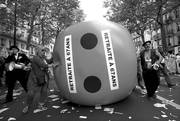 Manifestantes empujan un dado gigante en el que se lee "retiro a los 67" durante una marcha contra la política social del gobierno francés, ayer, en Paris, Francia.