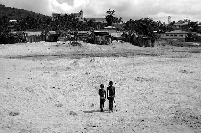 Niños en una playa de la isla de Annobon en el sur de Guinea Ecuatorial.  foto: marina gonzález (archivo, mayo de 2008) · Foto: Marina González 