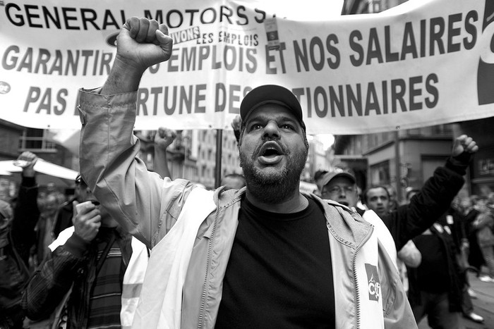 Trabajadores protestan y gritan consignas durante una manifestación en Estrasburgo, Francia, en la cuarta y mayor protesta del año contra la reforma del sistema de pensiones que prepara el gobierno. · Foto: Efe, Thierry Suzan