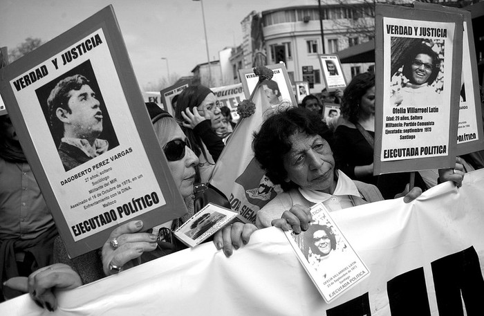 Familiares de ejecutados políticos durante una protesta en el marco de la conmemoración del golpe de Estado de 1973 encabezado por
Augusto Pinochet Ugarte, en Santiago de Chile.  · Foto: Efe, Marco Mesina