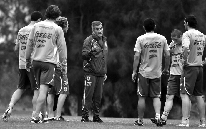 Óscar Tabárez, durante un entrenamiento de la selección mayor en el complejo de la Asociación Uruguaya de Fútbol (AUF). (archivo, mayo de 2010) · Foto: Javier Calvelo