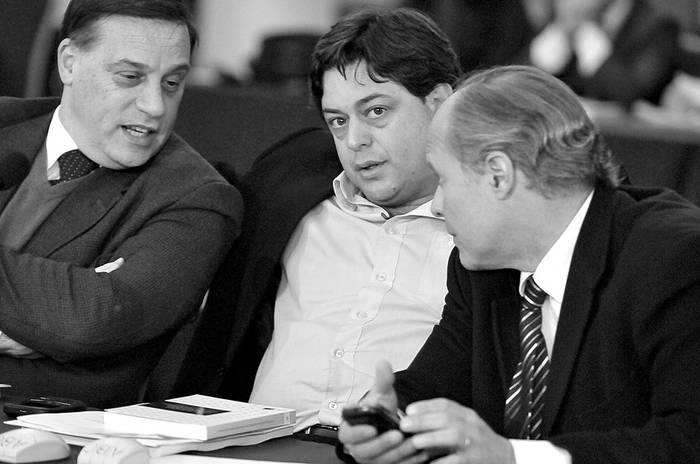 Los diputados Carlos Varela, Daniel Peña y Pablo Iturralde, ayer, durante la sesión del Parlamento del Mercosur. · Foto: Javier Calvelo