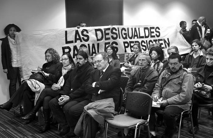 Manifestantes de la Asamblea Afrodescendiente manifestaron ayer durante la conferencia de prensa de Javier Miranda y Andrés Scagliola
en la Torre Ejecutiva.  · Foto: Nicolás Celaya