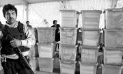 Trabajadores apilan material electoral en un almacén en Herat. Entre un número creciente de denuncias de fraude, la Comisión Electoral
afgana ha iniciado ya el recuento de los votos de las elecciones legislativas celebradas este sábado en Afganistán. 