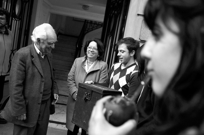 El presidente del Frente Amplio, Jorge Brovetto, y la senadora Mónica Xavier,
el viernes, cuando los jóvenes del Partido Socialista le entregaron propuestas.  · Foto: Nicolás Celaya