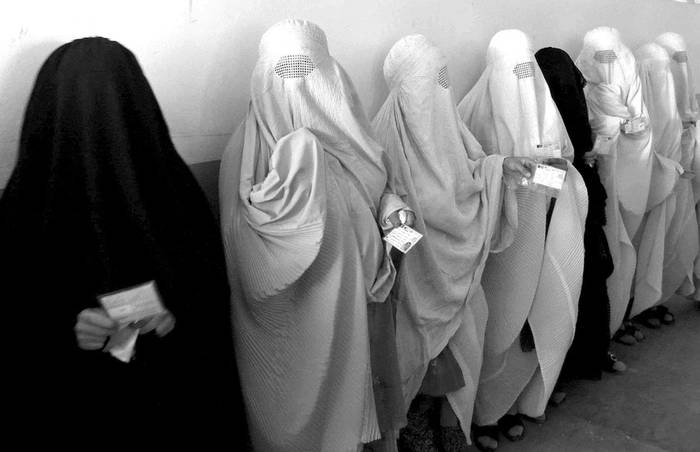 Mujeres afganas votan durante la jornada de elecciones parlamentarias, en Kandahar.  foto: efe, matiullah achakzai · Foto: EFE, MATIULLAH ACHAKZAI