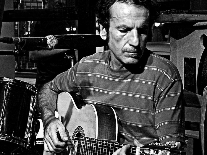 Beto Satragni, durante un recital en Cyrano Bar, en la ciudad de Canelones, en diciembre de 2007. · Foto:  Alejandro Ferraro,
