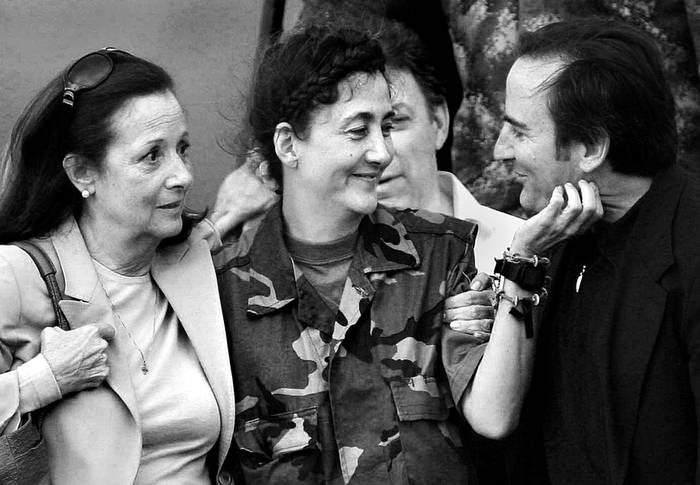 Ingrid Betancourt abraza a su madre, Yolanda Pulecio, y acaricia a su marido, Juan Carlos Lecompte, al llegar a la base militar
de Catam, en Bogotá, Colombia, tras ser rescatada por el Ejército de Colombia. Detrás de ellos aparece quien hoy es el presidente
colombiano, Juan Manuel Santos. (archivo, julio de 2008) · Foto: Efe, Guillermo Legaria