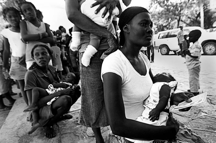 Mujeres hacen fila con sus hijos para vacunarlos contra la difteria y el tétanos, en el campo Delmas 33 IDP de Puerto Príncipe, Haití. (archivo, febrero de 2010) · Foto: Efe, Sophía París, Naciones Unidas