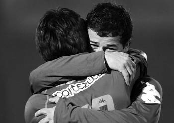 Adrián Luna y Rodrigo Mora, de Defensor Sporting, en el partido ante Sport Huancayo disputado en Montevideo. (archivo, setiembre de 2010) Adrián Luna y Rodrigo Mora, de Defensor Sporting, en el partido ante Sport Huancayo disputado en Montevideo. (archivo, setiembre de 2010)
