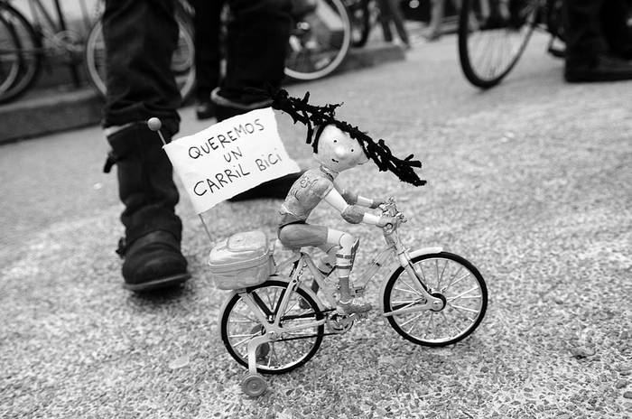 Encuentro de ciclistas en torno al Monumento al Gaucho con motivo de la celebración del Día Mundial sin Autos · Foto: Nicolás Celaya
