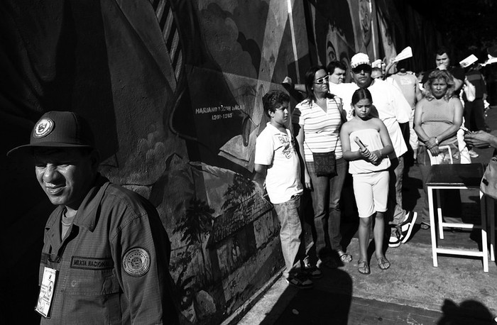 Varias personas cuando se disponían a votar ayer en un puesto electoral en Caracas, Venezuela.  foto: efe, david fernández · Foto: Efe, David Fernández