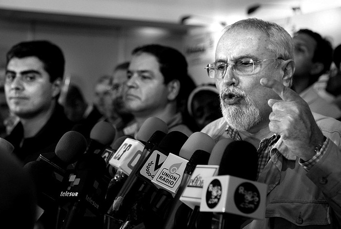 El portavoz de la Mesa de la Unidad Democrática (MUD), Ramón Guillermo Aveledo, ayer, en la sede del comando de la MUD, donde
anunció: “Somos mayoría, tenemos el 52% de los votos”.  · Foto: Efe, David Fernández