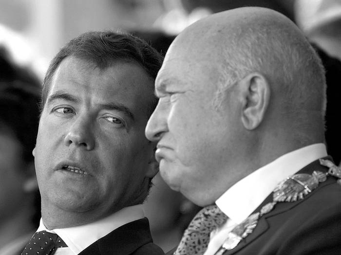 El presidente ruso, Dmitri Medvedev, y el alcalde de Moscú durante las festividades del día de Moscú. Medvedev despidió ayer a Luzhkov. (archivo, 5 de setiembre de 2010) · Foto: Efe, Sergei Chirikov