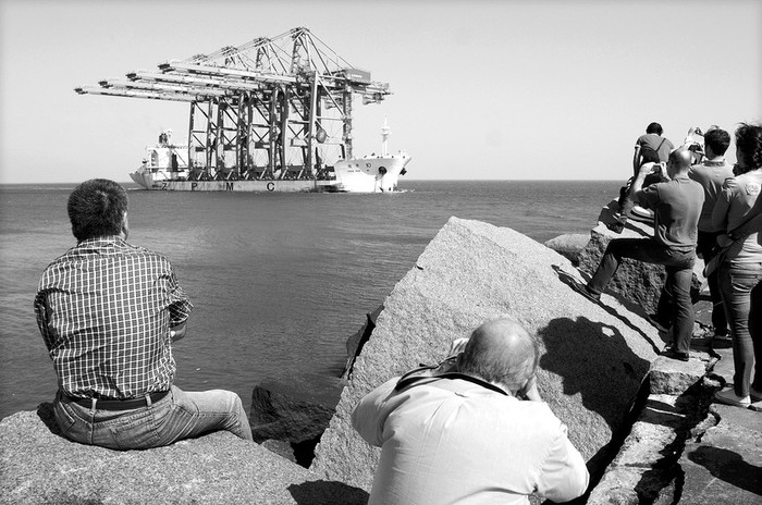 Arribo de grúas para la terminal de contenedores de la empresa belga Katoen Natie, en el puerto de Montevideo. (archivo, agosto de 2009) · Foto: Ricardo Antúnez