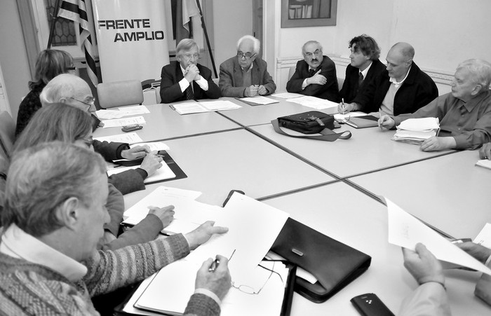 Mesa de la Agrupación Nacional de Gobierno del Frente Amplio. · Foto: Javier Calvelo