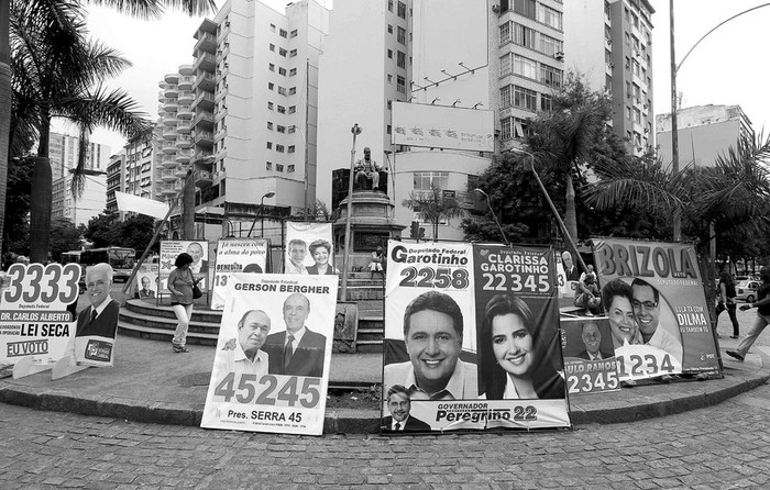 Carteles de candidatos a diputados, en una calle de Río de Janeiro.  · Foto: Efe, Antonio Lacerda