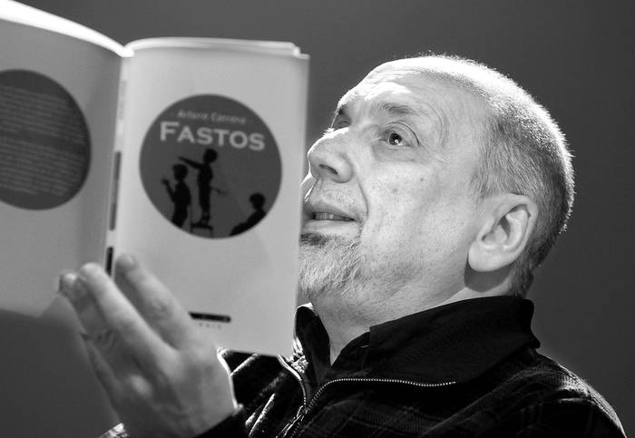 Arturo Carrera, durante una lectura colectiva de poetas en el Teatro Solís. · Foto: Nicolás Celaya