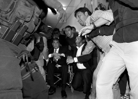 Militares sacan al presidente de Ecuador, Rafael Correa, del hospital donde estuvo retenido por policías sublevados. · Foto: Efe, José Jácome Militares sacan al presidente de Ecuador, Rafael Correa, del hospital donde estuvo retenido por policías sublevados. · Foto: Efe, José Jácome