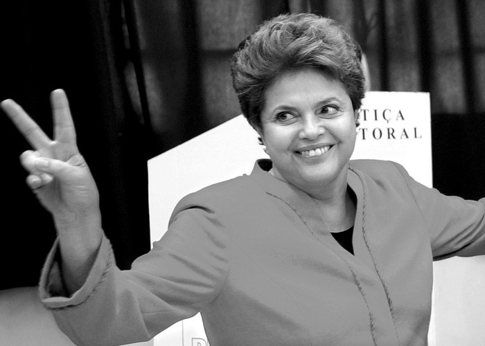 La candidata a la presidencia de Brasil por el Partido de los Trabajadores, Dilma Rousseff, ayer, cuando fue a votar en la escuela estadual de enseñanza media Santos Dumont, en Porto Alegre. · Foto: Abr, Wilson Dias