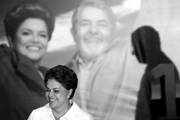La candidata oficialista a la presidencia de Brasil, Dilma Rousseff, durante una rueda de prensa, ayer, en Brasilia.