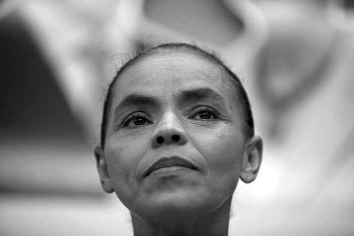 La candidata del Partido Verde a la presidencia de Brasil, Marina Silva, ofrece una rueda de prensa en San Pablo. Silva confirmó que Dilma Rousseff, del Partido de los Trabajadores, y José Serra, del Partido
de la Social Democracia Brasileña, se han puesto en contacto con ella para pedirle apoyo en el balotaje del 31 de octubre, y reiteró que “todavía” no ha decidido que hará. · Foto: EFE, Sebastião Moreira