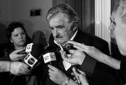 El presidente José Mujica, ayer, en el Palacio Legislativo, donde concurrió a reunirse con los senadores Ernesto Agazzi,
Enrique Rubio y Jorge Saravia para hablar sobre proyecto de ley sobre extranjerización de la tierra.