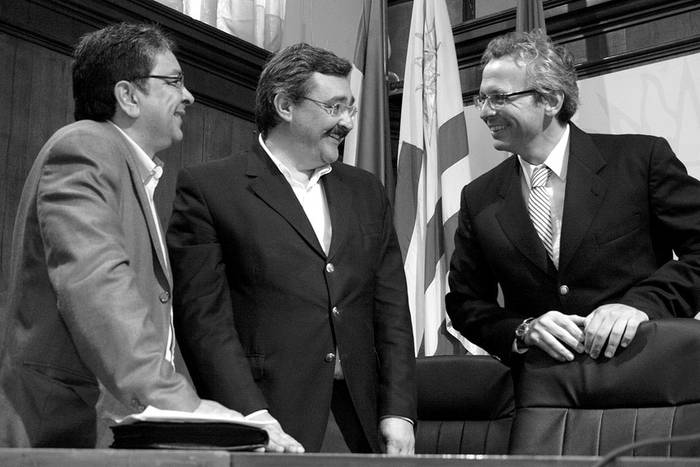 Gilberto Ríos, Luis Gallo y Leonel Briozzo, ayer, en el Ministerio de Salud Pública. · Foto: Victoria Rodríguez