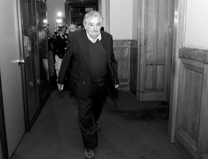 El presidente José Mujica, ayer, en el Palacio Legislativo adonde concurrió a reunirse con los senadores Ernesto Agazzi, Enrique Rubio y Jorge Saravia. · Foto: Nicolás Celaya