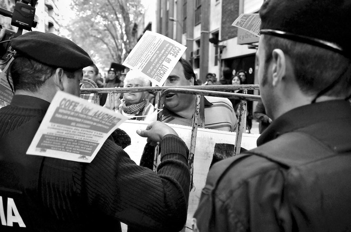 Movilización de Afusodre, frente a la sala Adela Reta, ayer, previo a la presentación del Ballet del Sodre. · Foto: Javier Calvelo