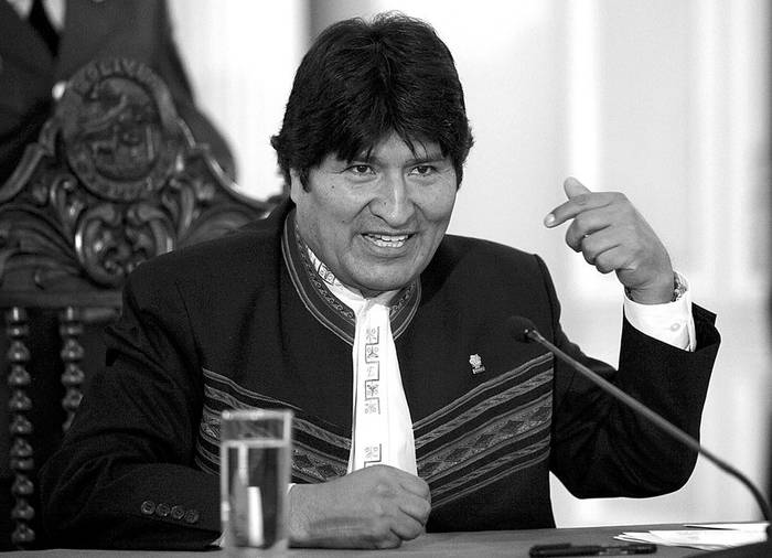 El presidente de Bolivia, Evo Morales, durante una conferencia de prensa en La Paz. Morales se disculpó por el deliberado rodillazo en los
testículos que asestó el fin de semana a un jugador del equipo rival en un partido de fútbol “amistoso”, pero lo justificó porque, según él,
cayó en una “trampa” para que cometiera el error · Foto: EFE, Martín Alipaz