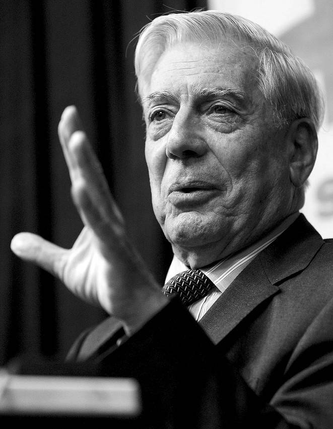 El escritor peruano Mario Vargas Llosa, ayer, en rueda de prensa en Nueva York, después
de conocer que ha sido galardonado con el Premio Nobel de Literatura 2010. · Foto: Efe, Justin Lane