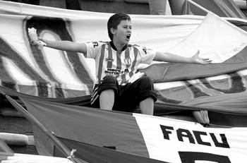 Hincha de River Plate, el sábado, durante el partido ante Peñarol en el estadio Centenario. Hincha de River Plate, el sábado, durante el partido ante Peñarol en el estadio Centenario.